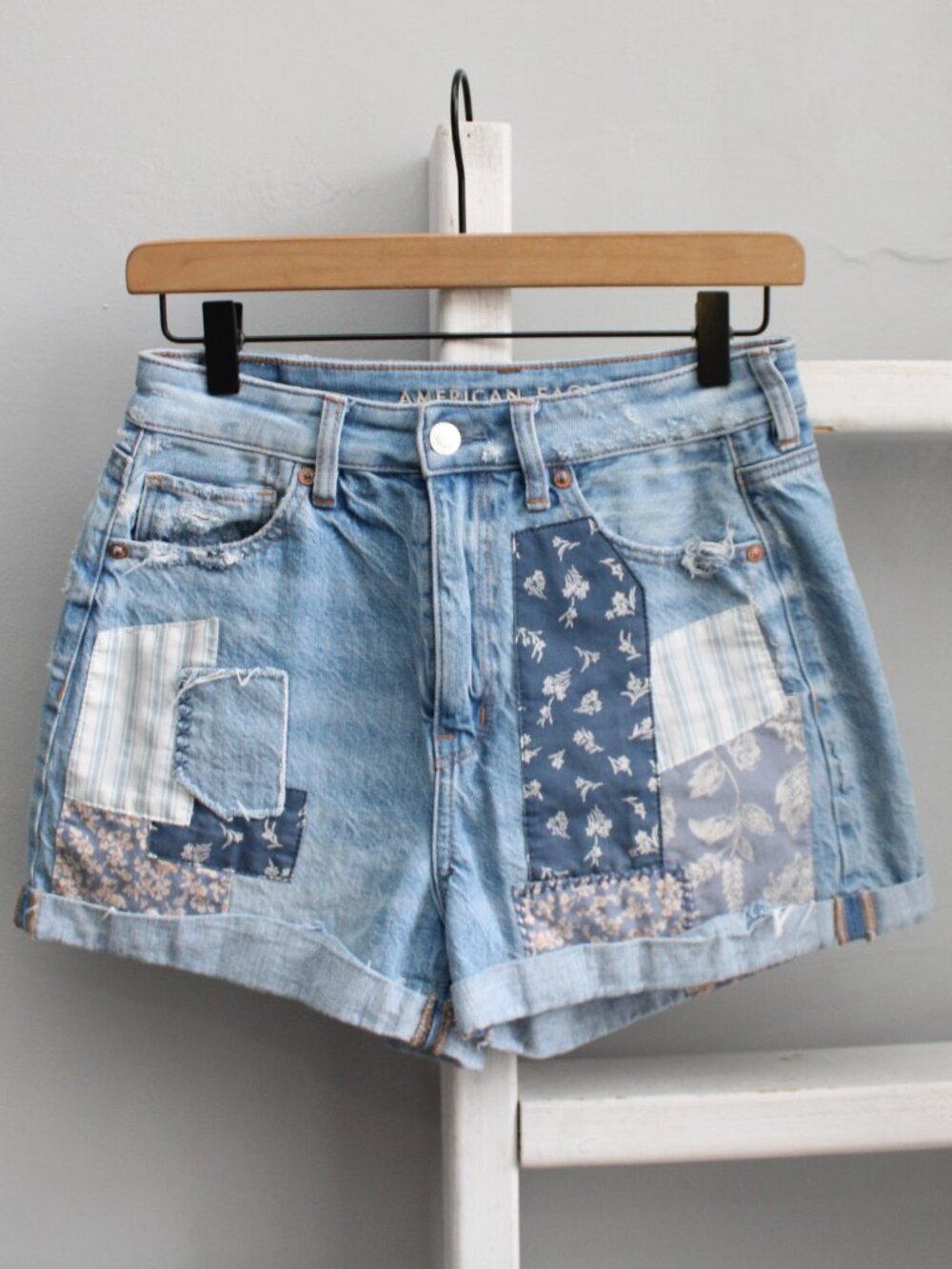 American Eagle AE Patch Me Up Blue Floral High-Rise Denim Mom Shorts Size 4 - Picture 1 of 11